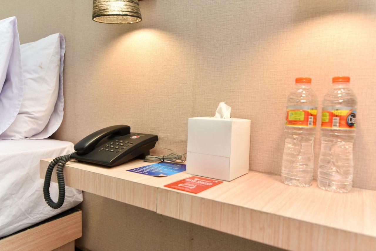 Hotel Reddoorz Near Legian Street Kuta Lombok Esterno foto