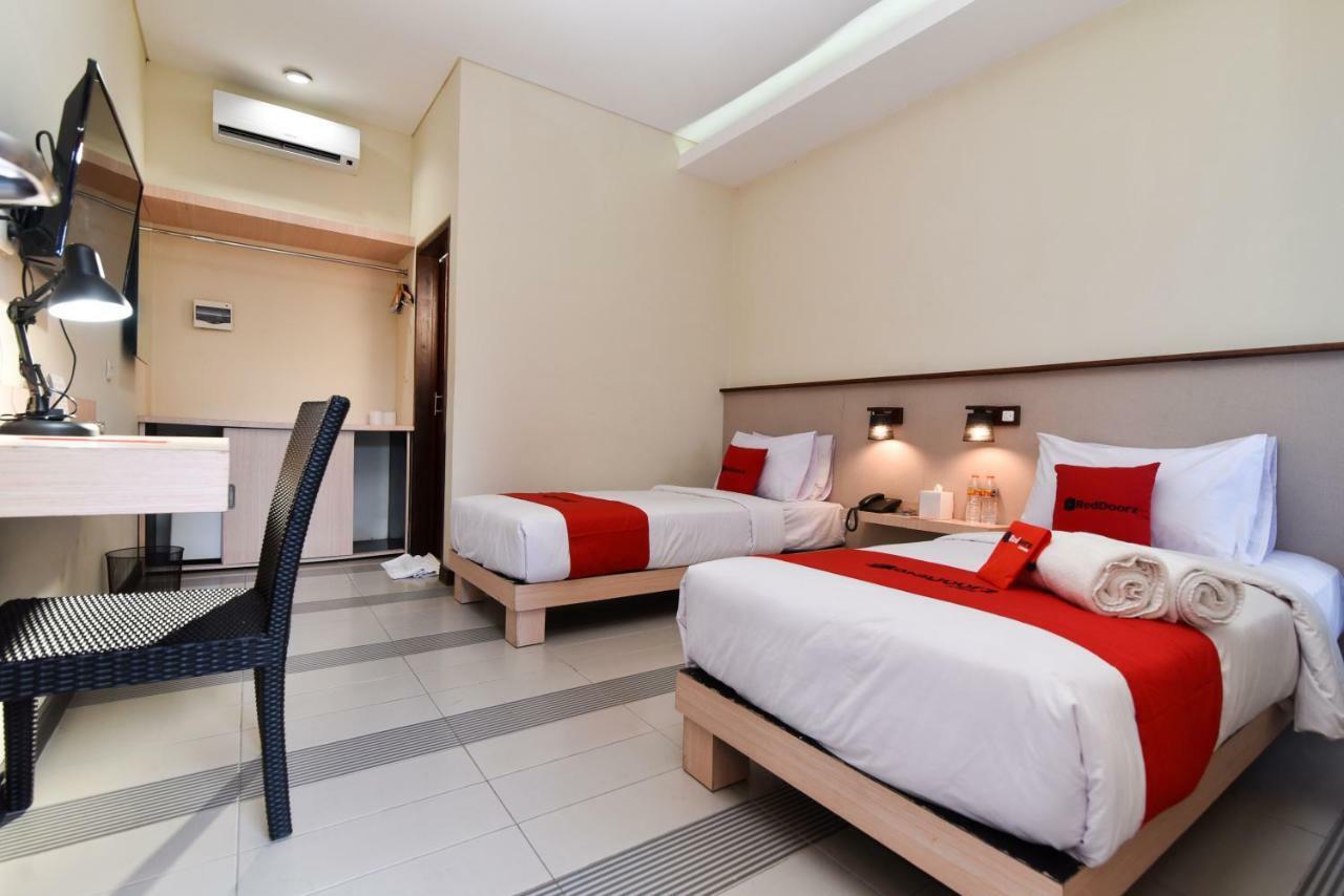 Hotel Reddoorz Near Legian Street Kuta Lombok Esterno foto
