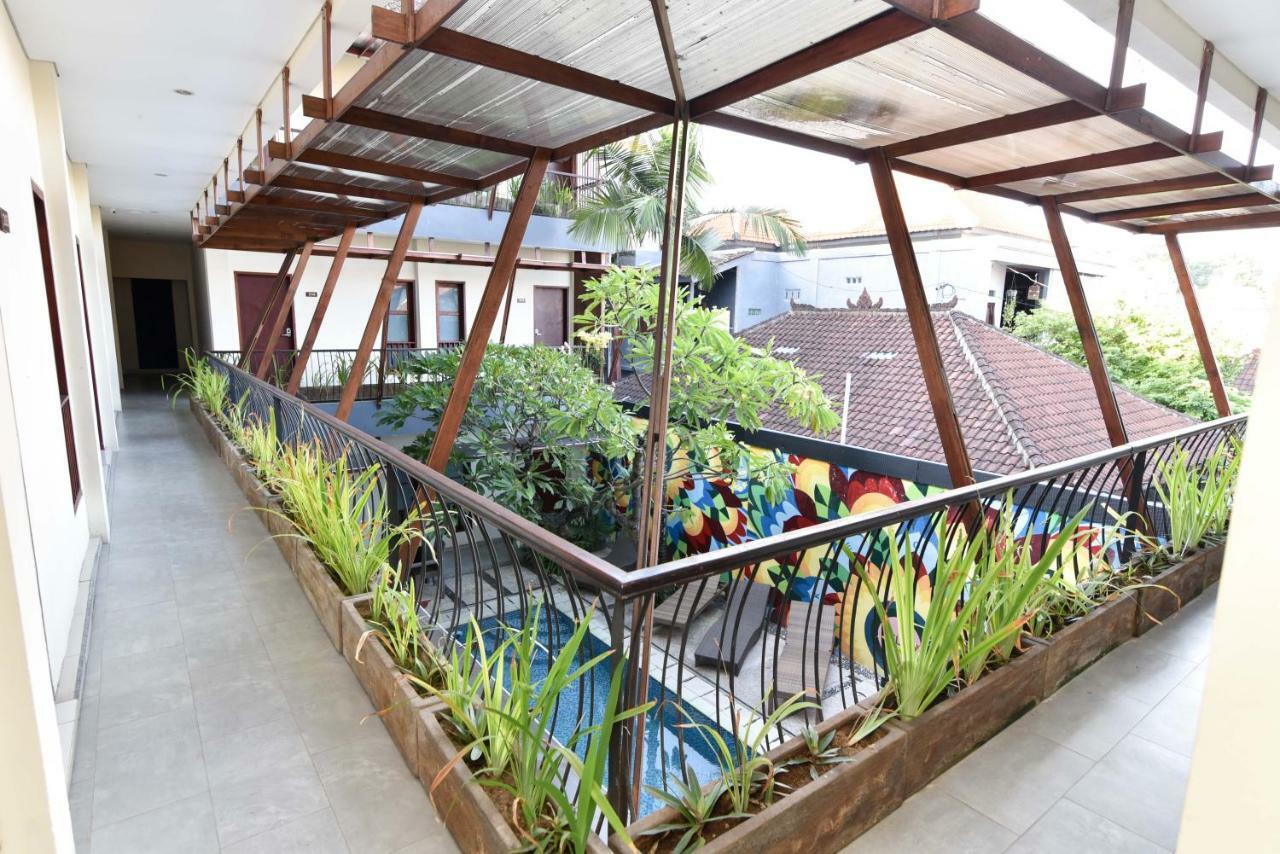 Hotel Reddoorz Near Legian Street Kuta Lombok Esterno foto