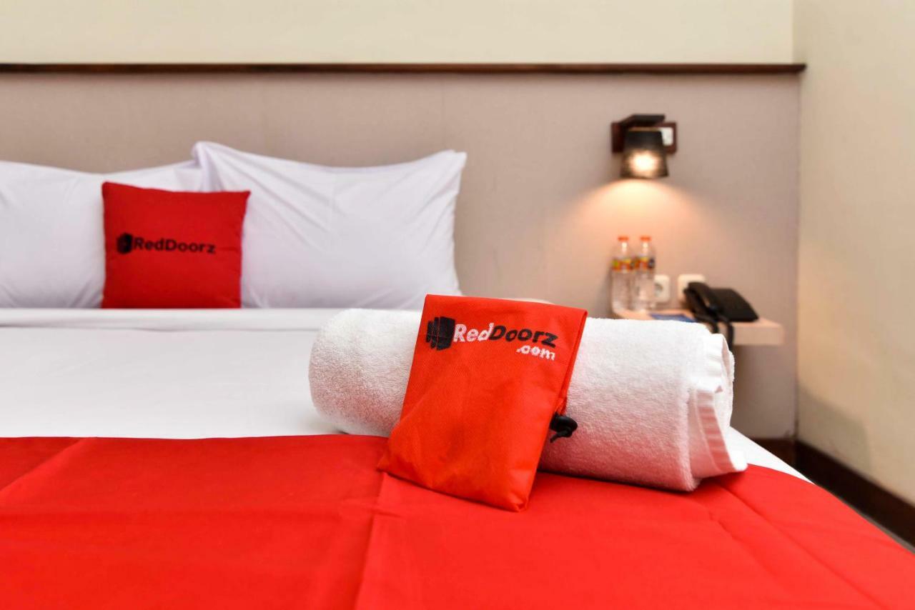 Hotel Reddoorz Near Legian Street Kuta Lombok Esterno foto