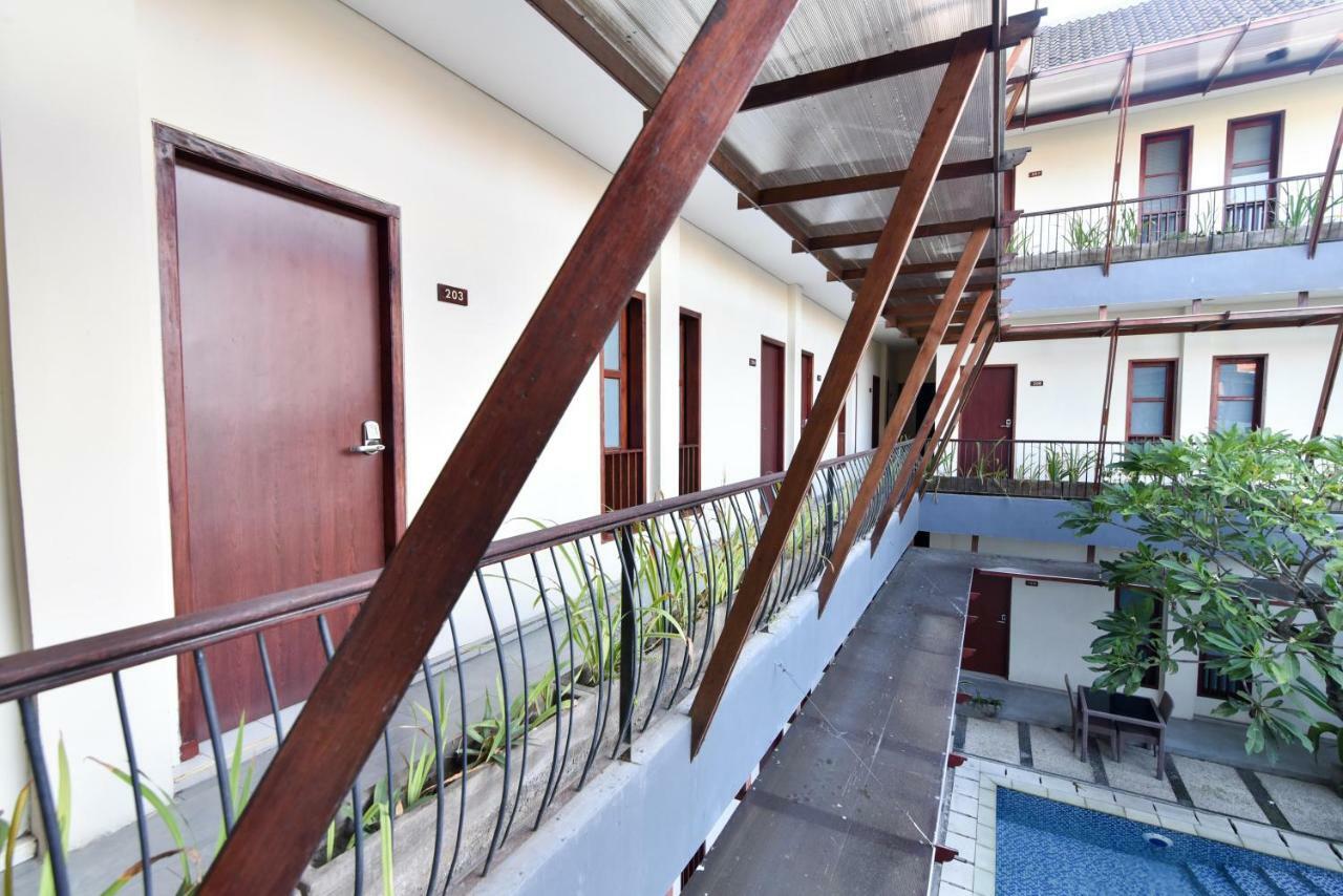 Hotel Reddoorz Near Legian Street Kuta Lombok Esterno foto