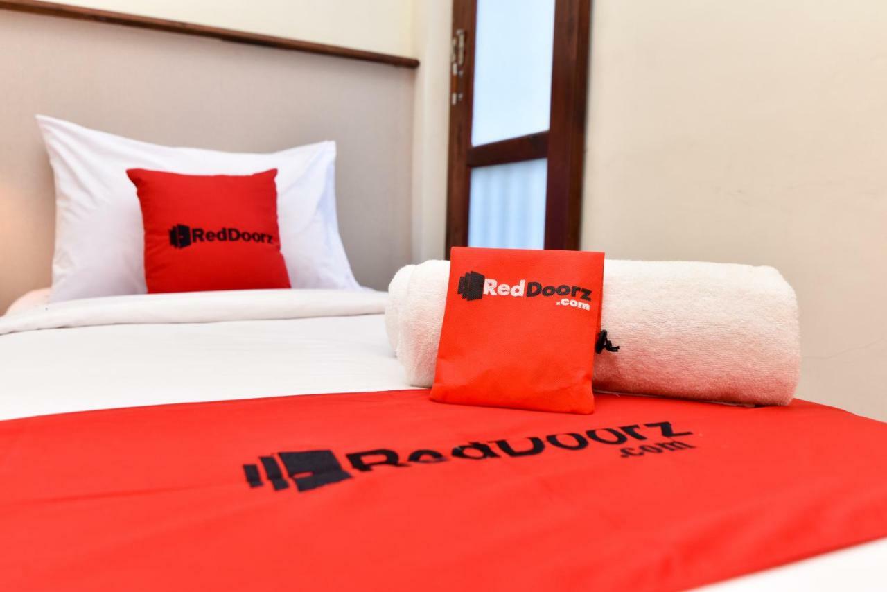 Hotel Reddoorz Near Legian Street Kuta Lombok Esterno foto